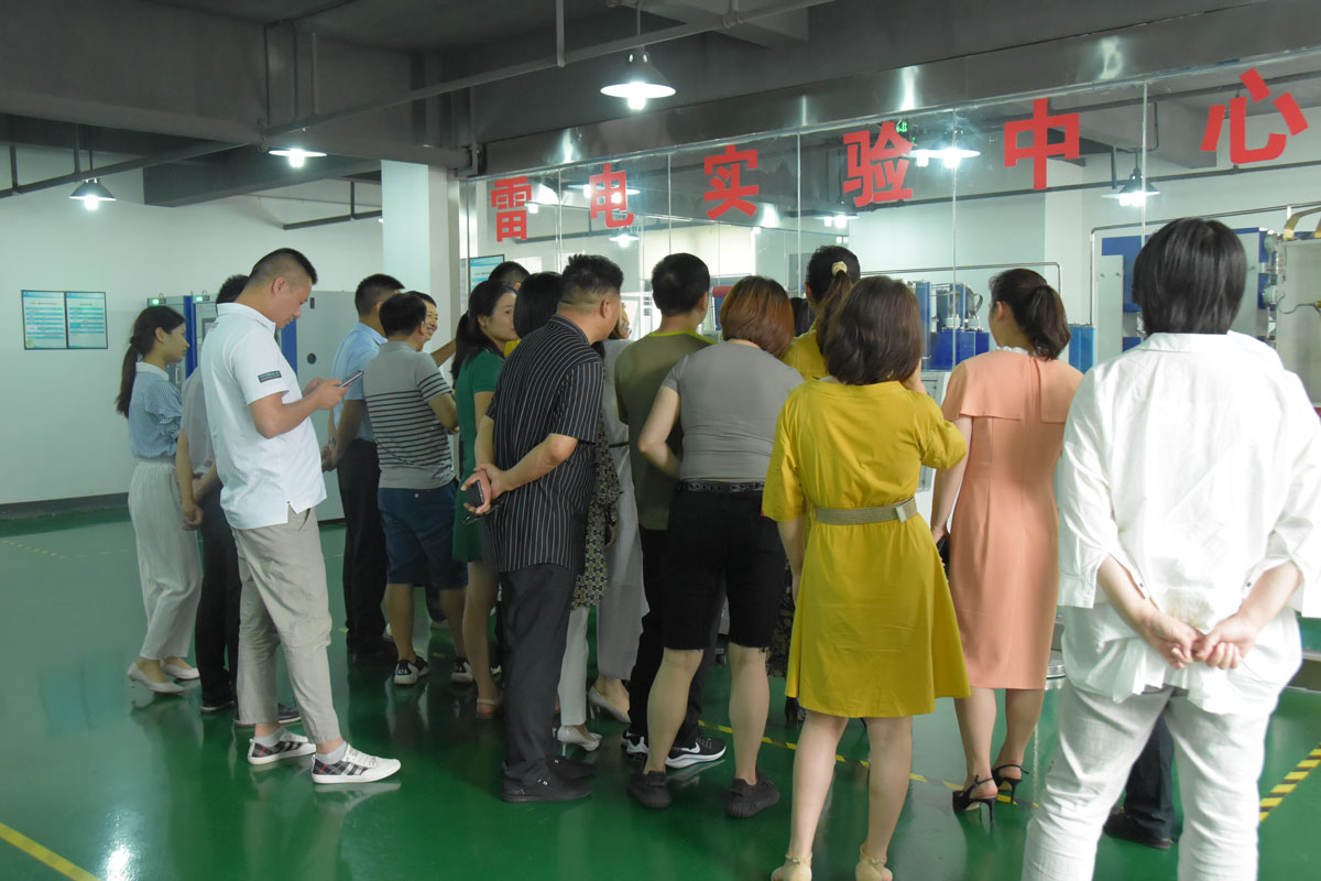瑞士维多利亚大学MBA15-16班同学莅临乐动在线平台防雷考察交流